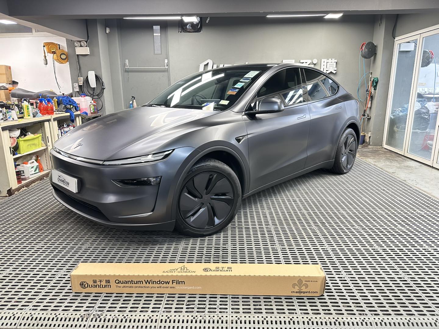 多謝Model Y 客人一出車就即刻過嚟搵我哋貼膜