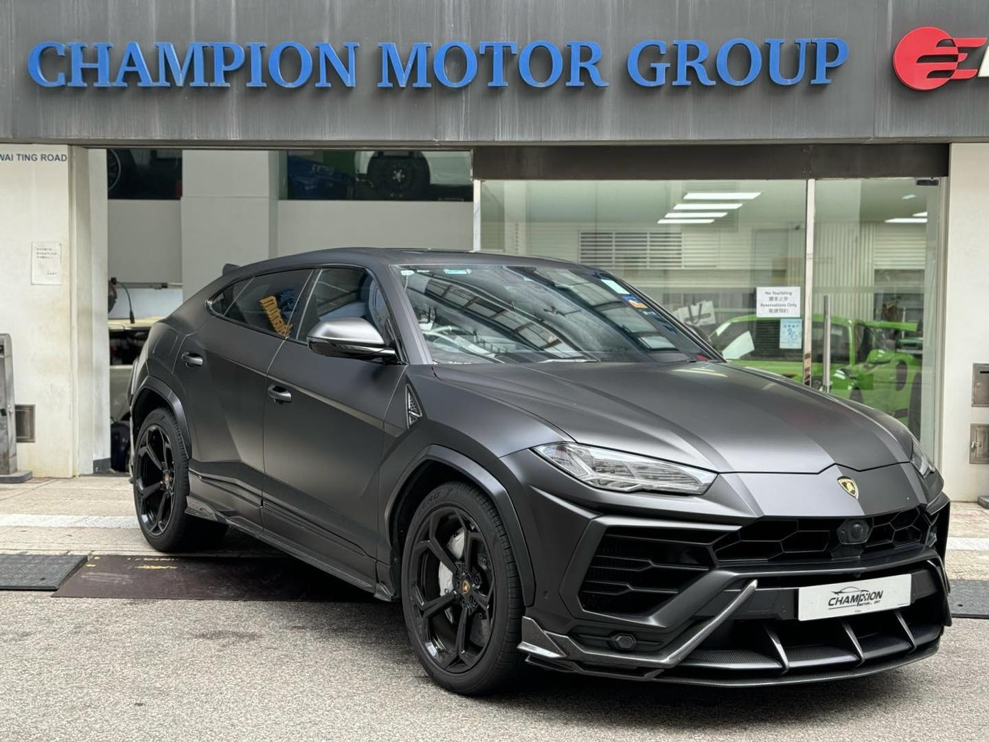 LAMBORGHINI URUS 5 SEATS
